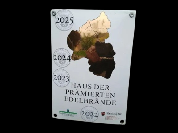 Prämirungsplatte: Haus der prämierten Edelbrände
