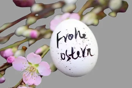 Frohe Ostern mit Osterei und Frühlingsblumen