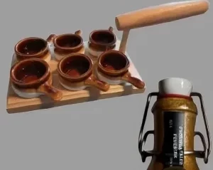 6 Keramikpfännchen in beige.braun mit Servierbrett aus Holz in Maurerkellen-Design