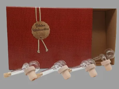 Weihnachtspräsent in Geschenkschatulle mit 4 Schnapsausgießern (je 2 cl)